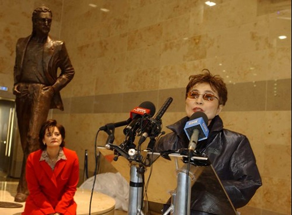 Cherie Blair e Yoko Ono, em 2002, no aeroporto de Liverpool — Foto: Divulgação