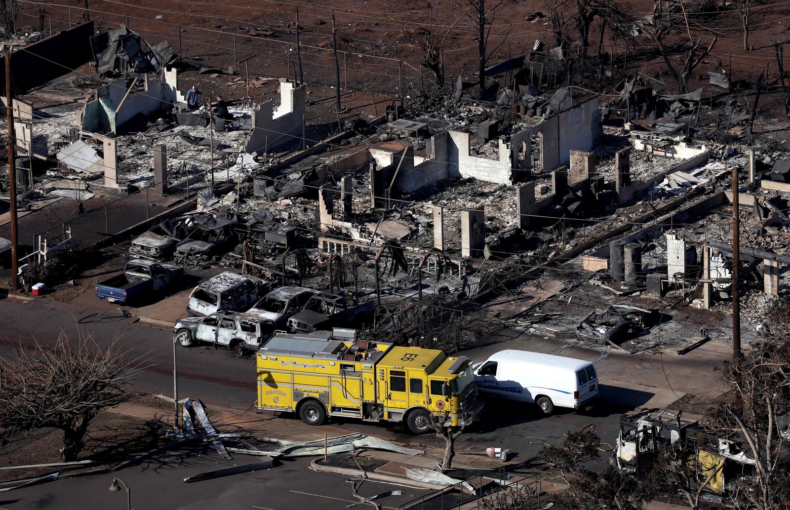 Um caminhão de bombeiros realiza buscas em bairro destruído por um incêndio florestal em Lahaina. — Foto: Justin Sullivan/Getty Images/AFP