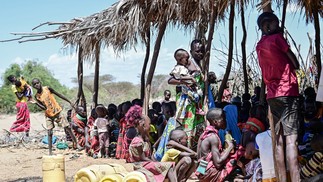 Mulheres da pastoral Turkana esperam em uma clínica comunitária de intervenção da seca, organizada pela Onu, na aldeia Nadoto — Foto: Tony Karumba / AFP