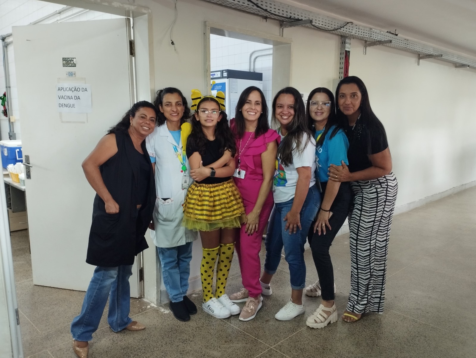 Júlia Louise, 10 anos e a equipe do SUS. A mãe Érica Kellen, 28, levou ela da escola para vacinar na UBS 2 do Guará, DF — Foto: Karolini Bandeira/ O Globo
