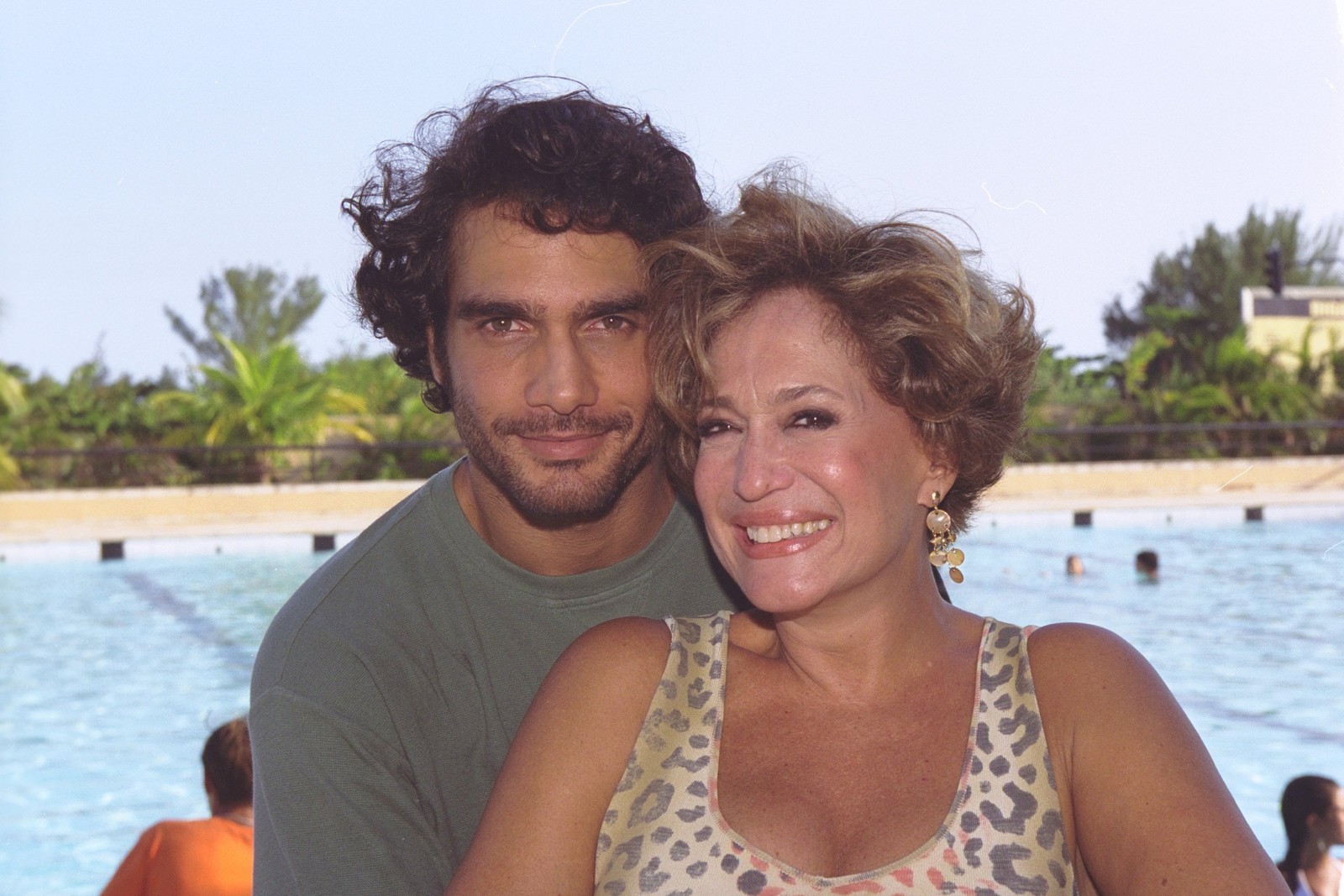 Em 2003, Susana Vieira interpretou a personagem Lorena, dona de uma escola, na novela 'Mulheres apaixonadas': na foto, ela posa com o ator Rafael CalomeniAgência O Globo