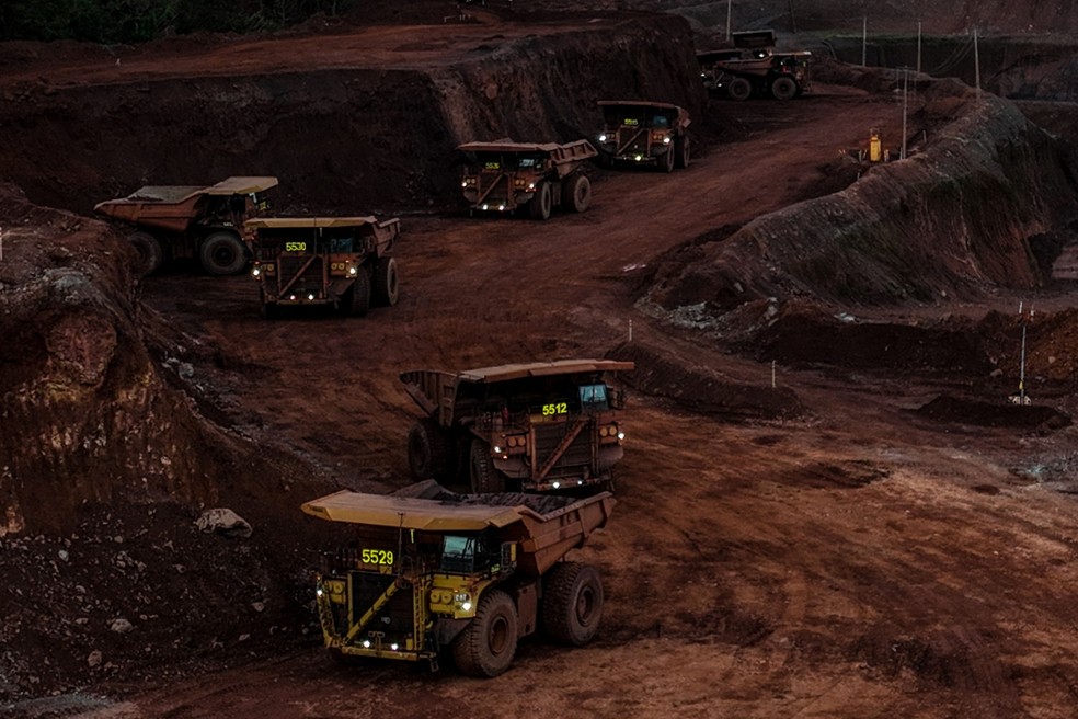 Caminhões "fora-de-estrada" se movimentam em mina de ferro da Vale no Pará: mineradora tem desafios operacionais — Foto: Dado Galdieri/Bloomberg