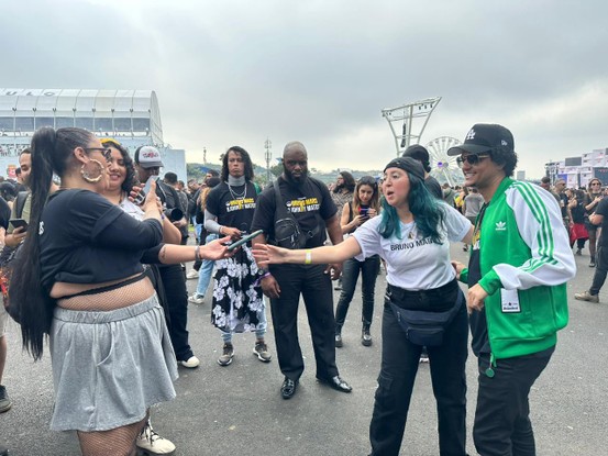 Fãs fizeram fila para tirar foto com sósia de Bruno Mars