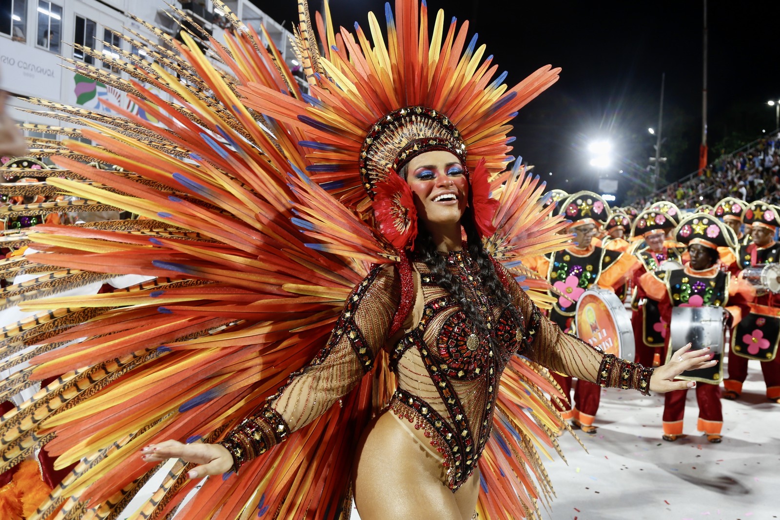 Estácio de Sá foi a quarta escola a desfilar, com enredo sobre os festejos juninos do Maranhão — Foto: Fabio Rossi/Agência O Globo