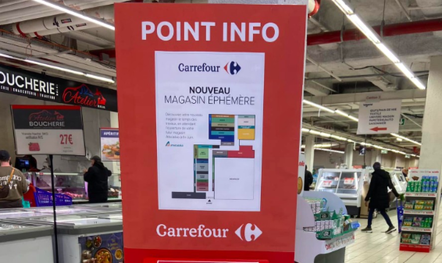 Aviso no Carrefour de Aulnay-sous-Bois, nos arredores de Paris, informa sobre mudança de marca no fim de junho