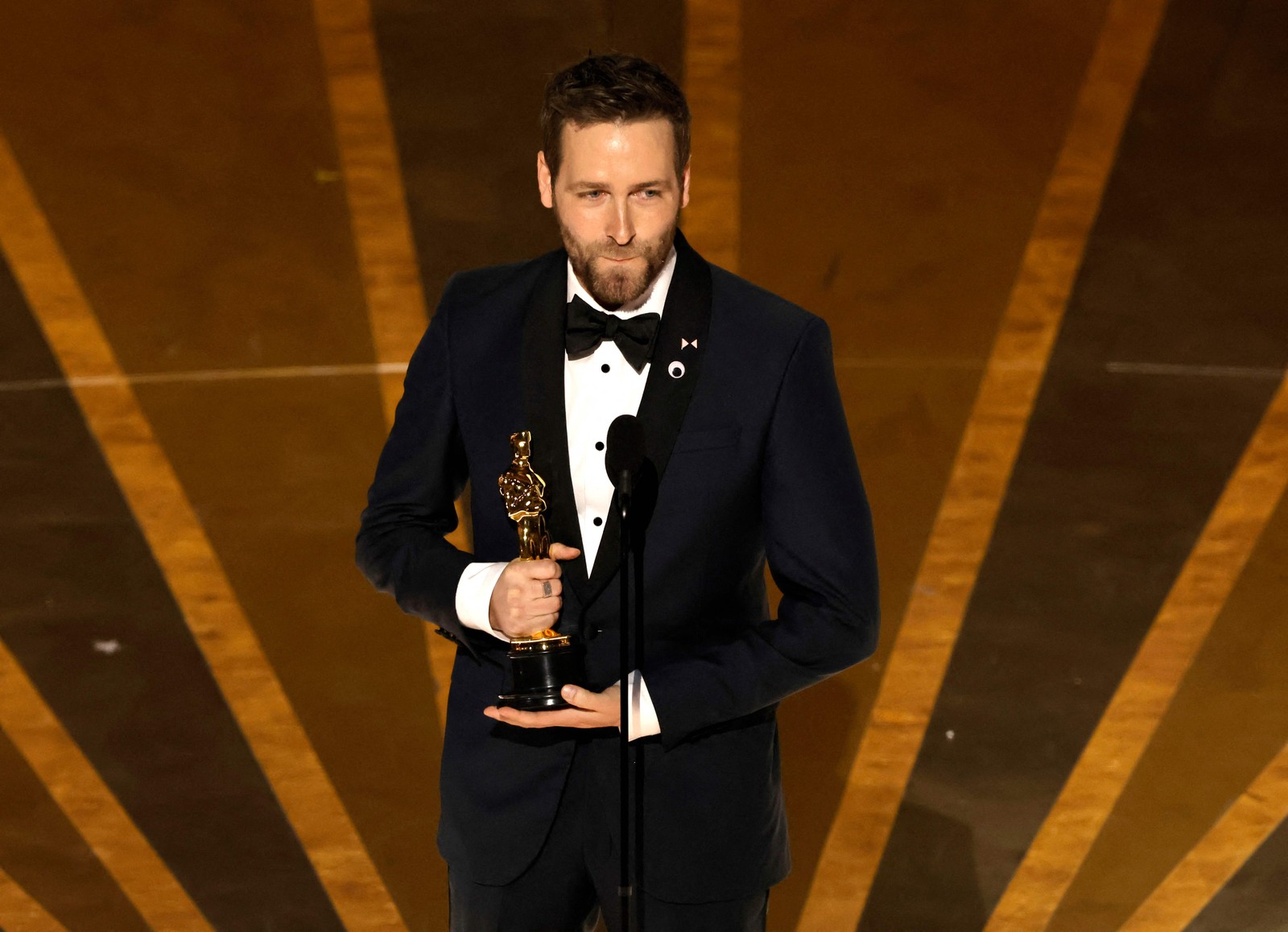 Paul Rogers recebe o prêmio de Melhor Montagem pelo filme “Tudo em todo o lugar ao mesmo tempo” — Foto: KEVIN WINTER / Getty Images via AFP