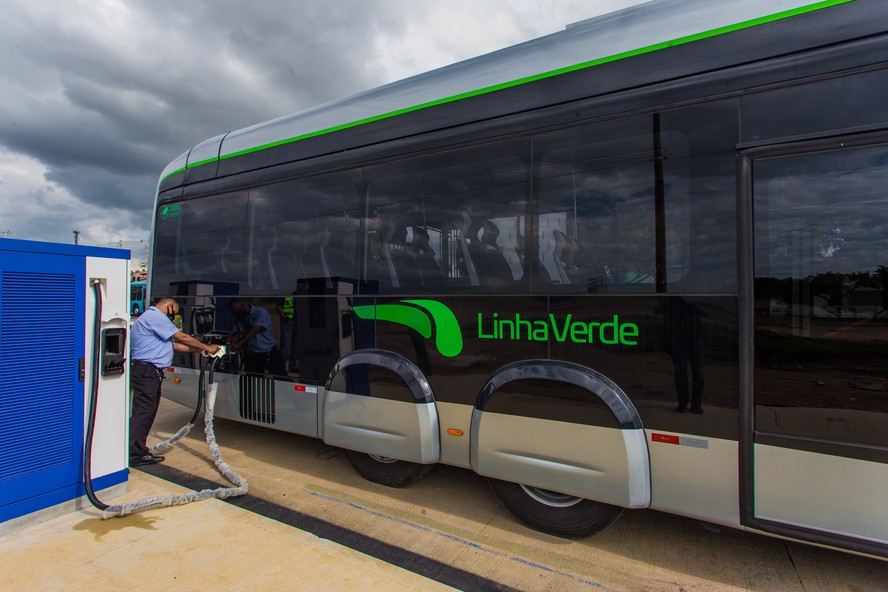 Ônibus elétrico articulado para transporte de grande número de passageiros, em São José dos Campos