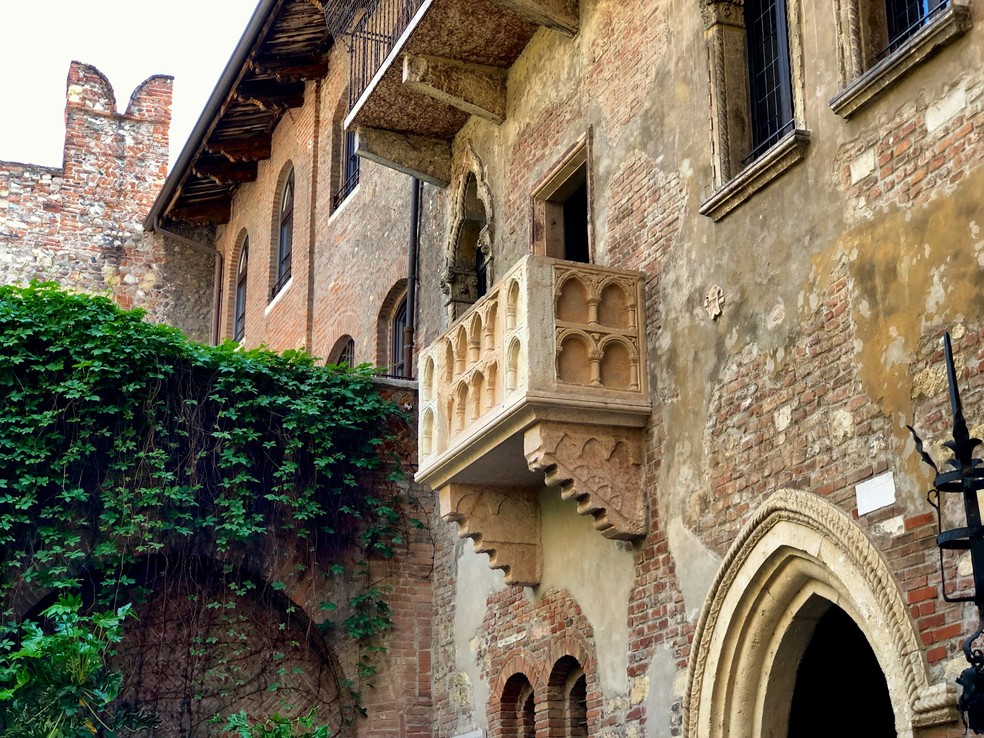 A famosa 'varanda de Julieta', de onde a personagem do clássico de William Shakespeare teria declamado seus poemas de amor, em Verona, na Itália — Foto: Reprodução / Maksym Harbar / Unsplash