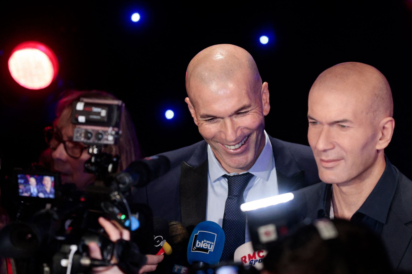 Ex-jogador de futebol francês Zinedine Zidane posa ao lado de sua nova estátua de cera no Musee Grevin, em Paris — Foto: GEOFFROY VAN DER HASSELT/AFP