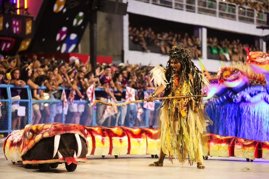 Serpente da Viradouro era comandada por bailarino na Sapucaí