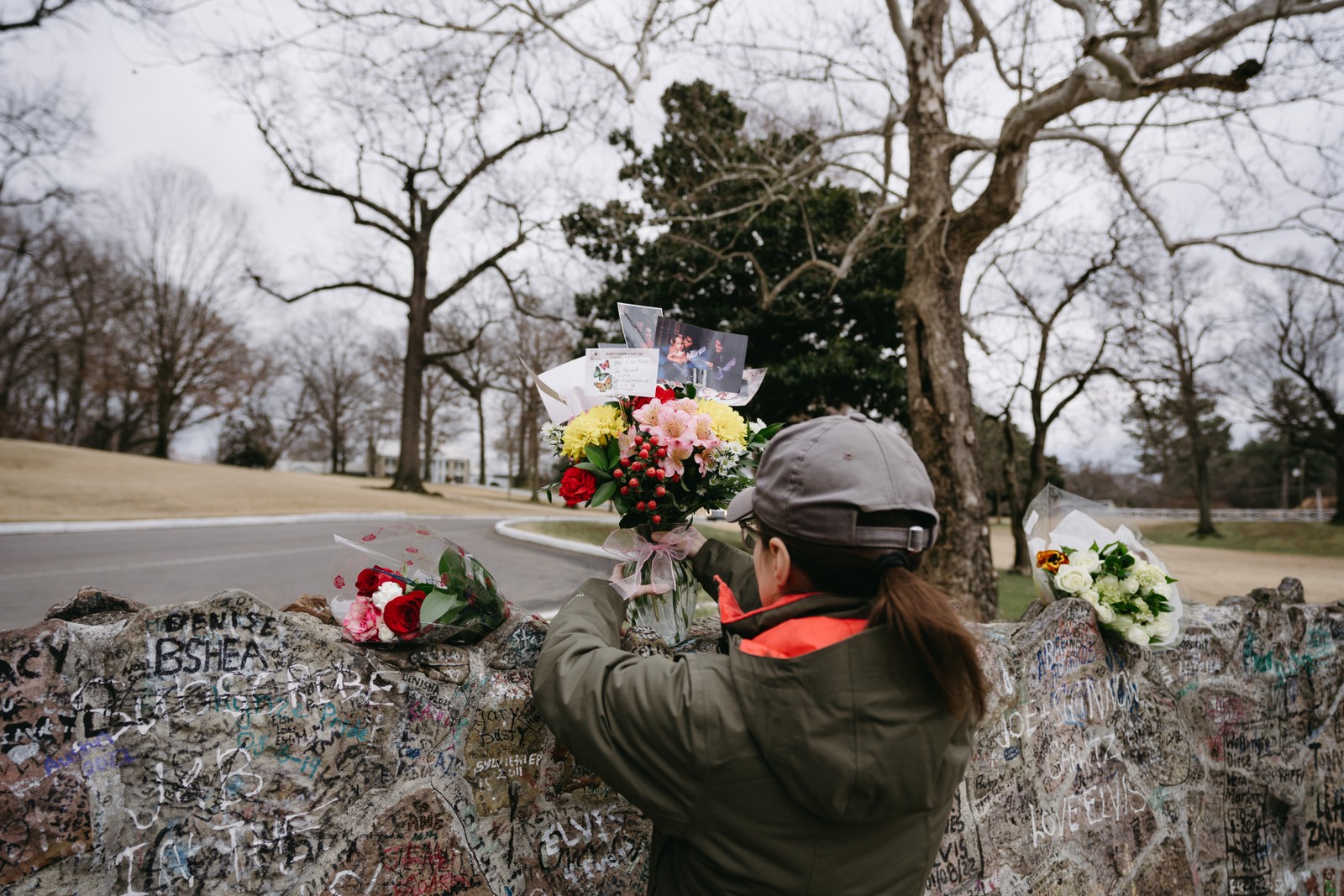 Fãs prestam homenagem a Lisa Marie Presley, à frente da Mansão Graceland, em Memphis, nos EUA — Foto: Lucy Garrett/New York Times