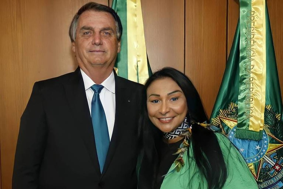 Silvia Waiãpi com o ex-presidente Jair Bolsonaro — Foto: Reprodução/Twitter