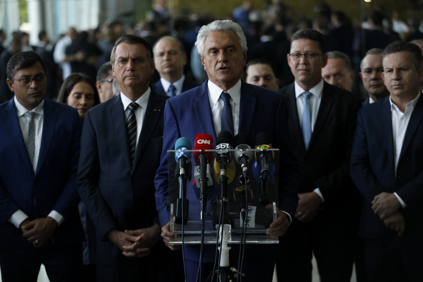 O governador de Goiás, Ronaldo Caiado, anuncia apoio ao presidente Jair Bolsonaro, ao lado de outros governadores — Foto: Cristiano Mariz/Agência O Globo