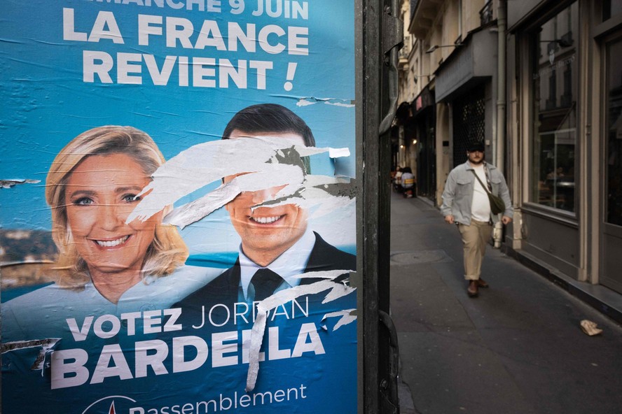 Cartaz do Reagrupamento Nacional (RN), legenda de extrema direita, com imagens de Marine Le Pen e o presidente do partido, Jordan Bardella