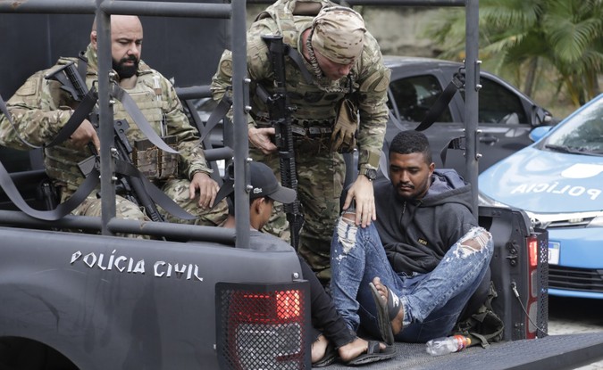 Um dos alvos de operação contra milícia que atua no RJ é preso e levado para a Cidade da Polícia