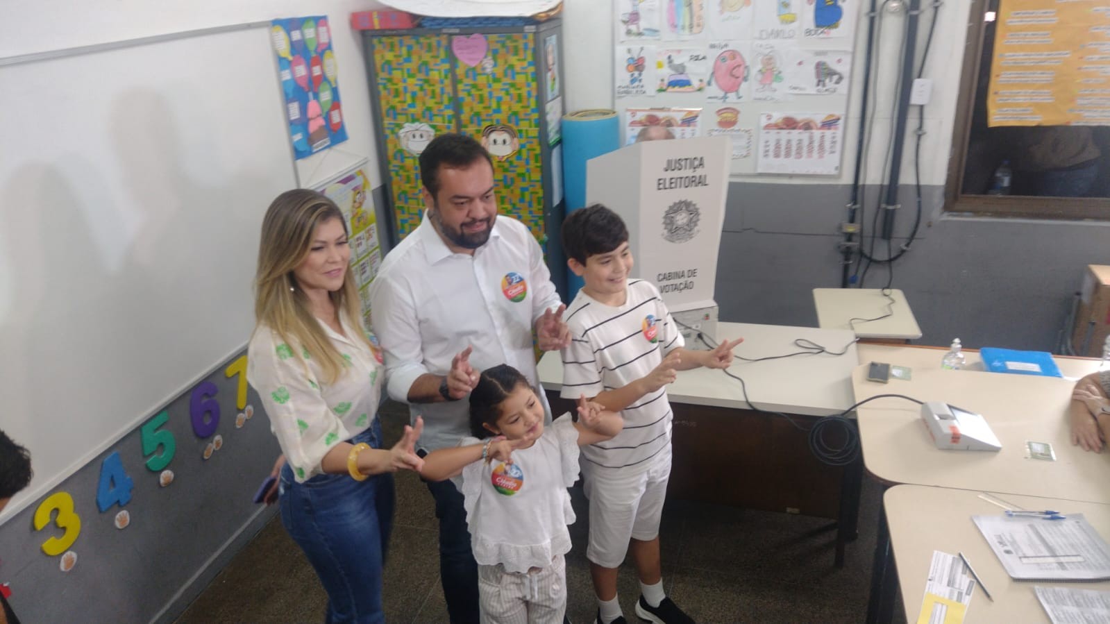 Governador e candidato à reeleição, Cláudio Castro (PL), vota em sua zona eleitoral, na Escola Municipal Golda Meir, na Barra da Tijuca, Zona Oeste do Rio — Foto: Gabriel de Paiva