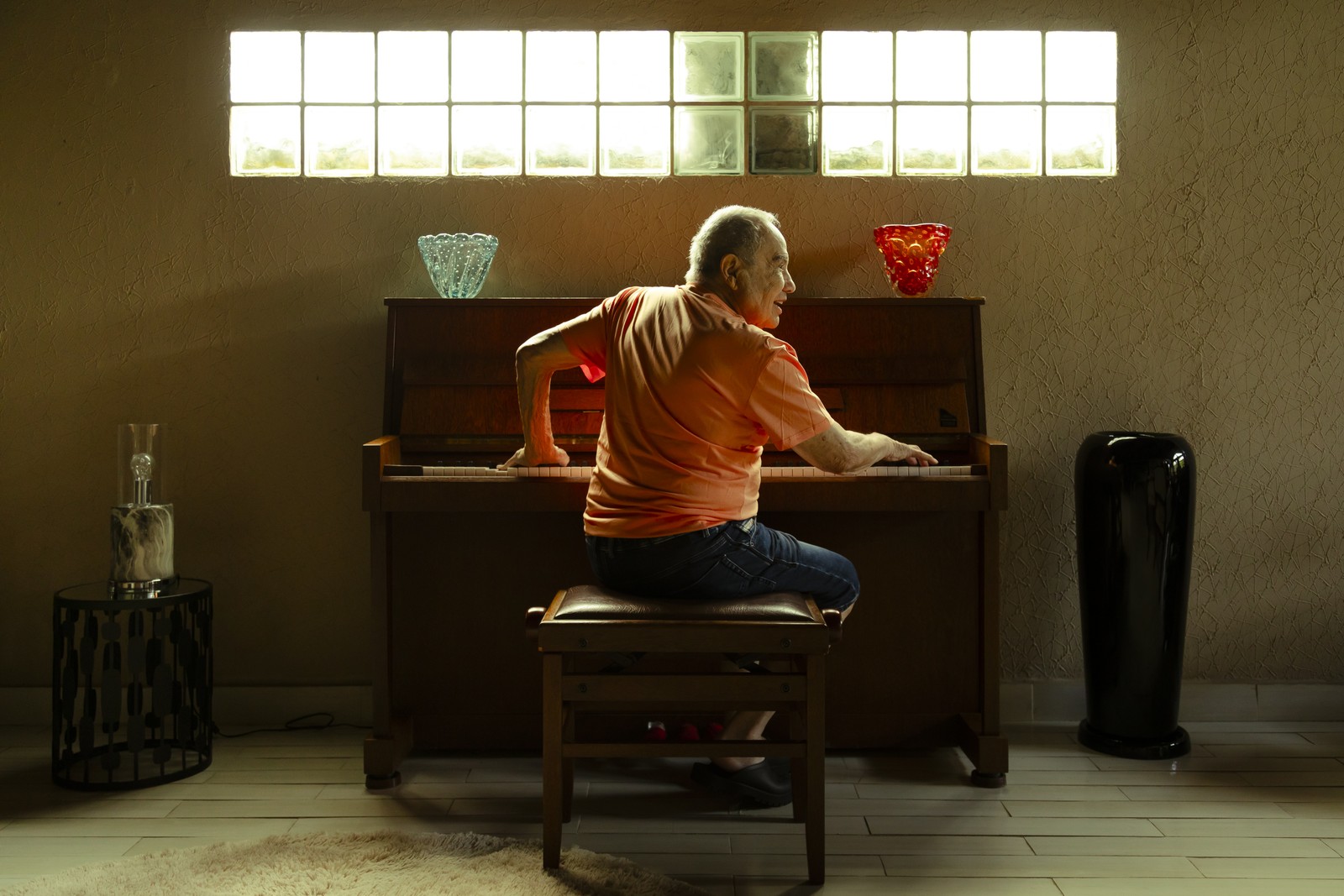 O ator mostra uma de suas paixões: o piano — Foto: Leo Martins