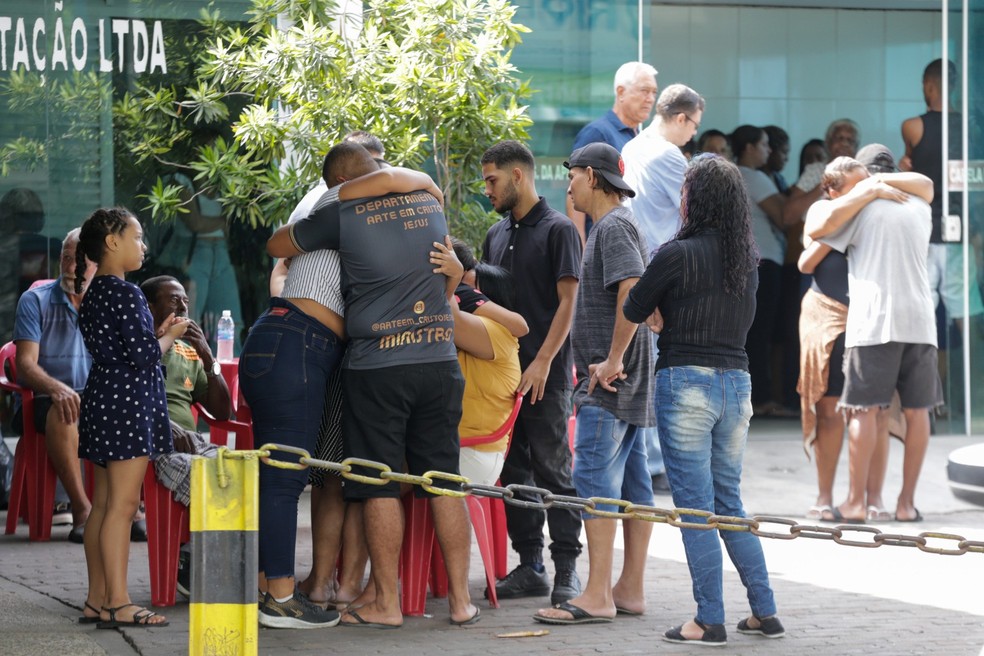 Tristeza e emoção no adeus a menina Ester — Foto: Domingos Peixoto