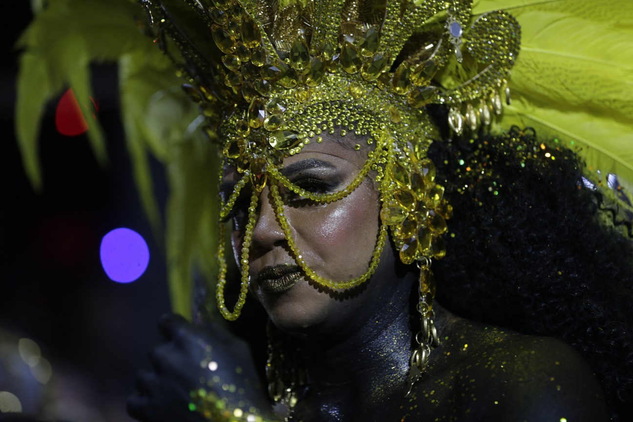 Segunda escola a desfilar pelo Grupo Especial nesta segunda-feira (12), Portela entrou na Avenida mostrando a força da mulher negra — Foto: Alexandre Cassiano