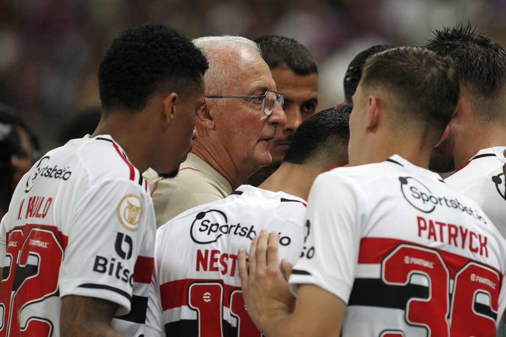 Dorival orienta o time do São Paulo — Foto: Rubens Chiri/São Paulo FC