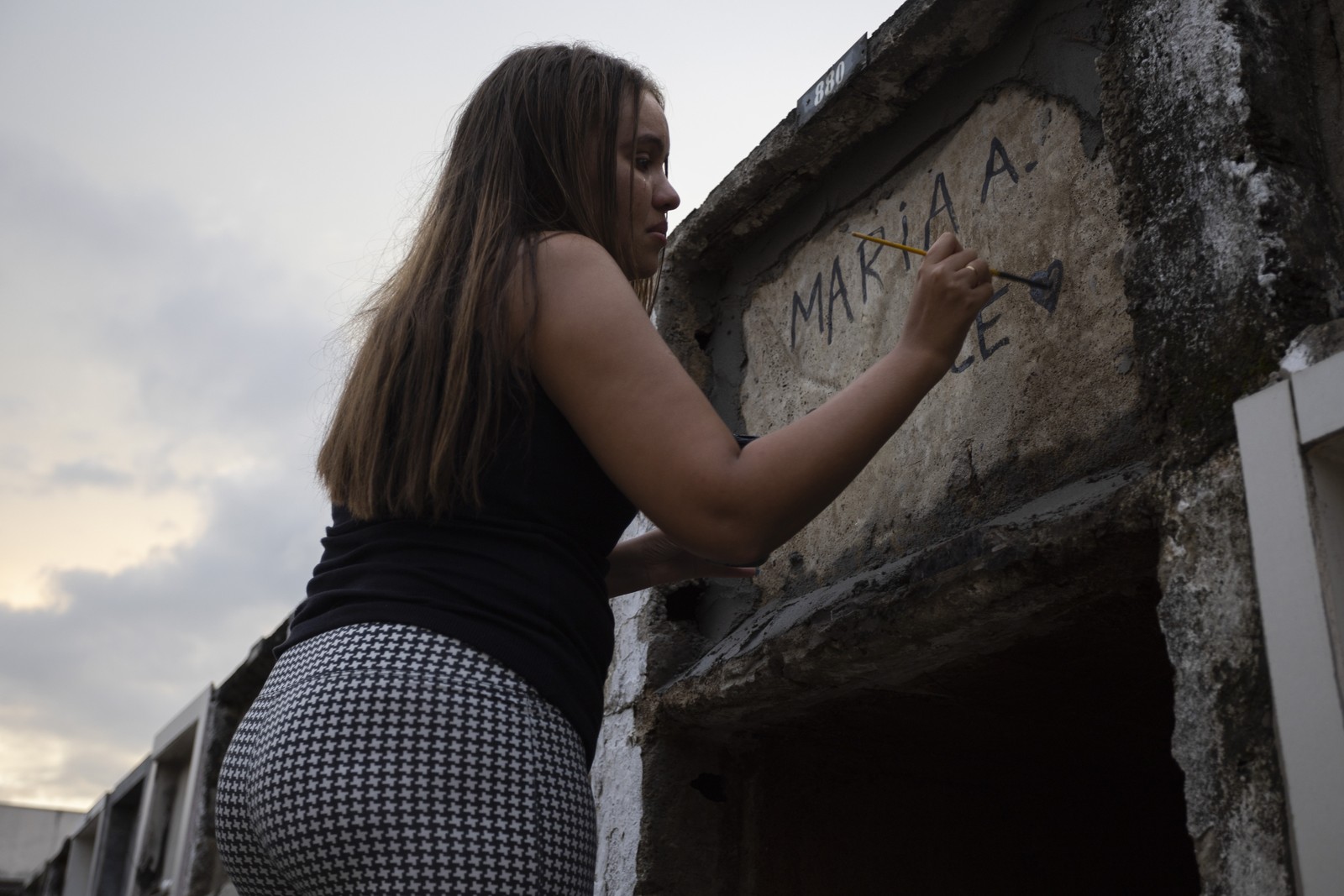 Stefany da Silva, neta de dona Maria Anunciação da Silva, que morreu soterrada por traumatismo craniano em Vila Sahy, em São Sebastião — Foto: Maria Isabel Oliveira/Agência O Globo