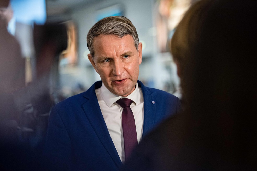 Björn Höcke, líder regional do AfD, é acusado de usar slogan nazista durante campanha eleitoral de 2021 — Foto: JENS SCHLUETER / AFP