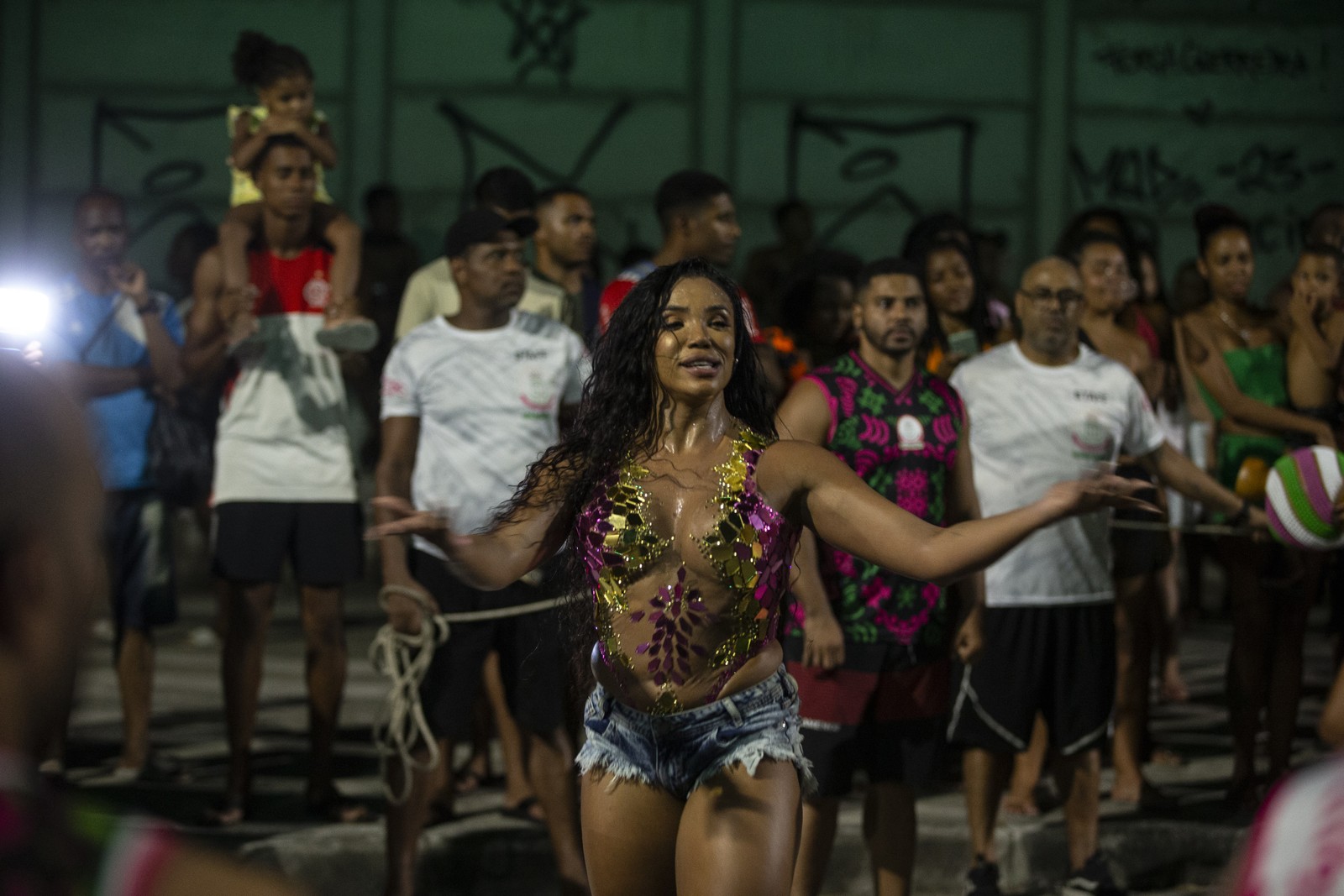 Evelyn Bastos, rainha de bateria da verde e rosa, durante ensaio de rua - Foto: Alexandre Cassiano