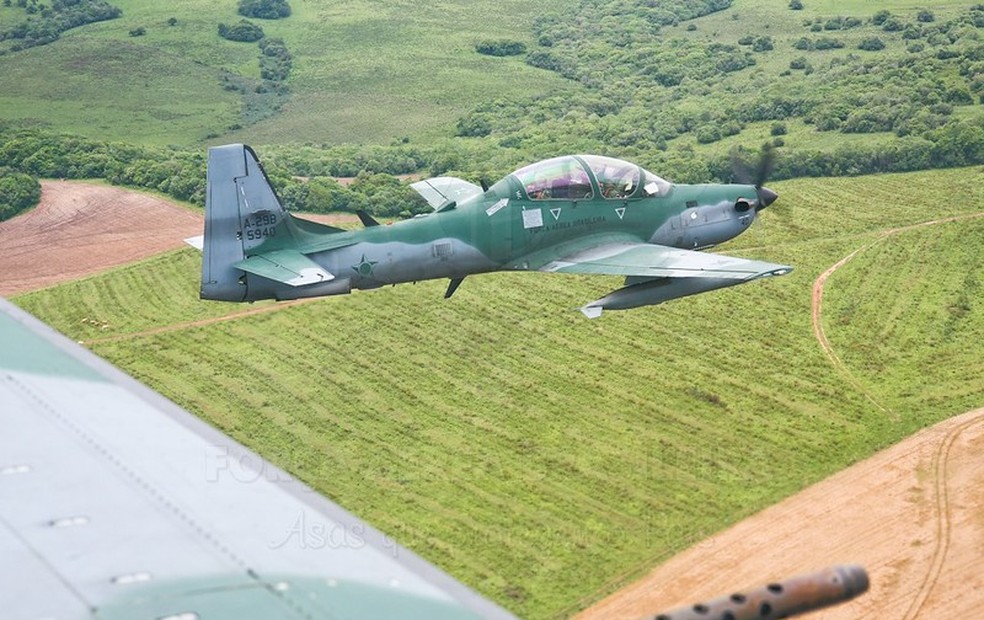 Caça Supertucano participou de operação que levou a interceptação de aeronave suspeita — Foto: Divulgação CB Silva Lopes/FAB