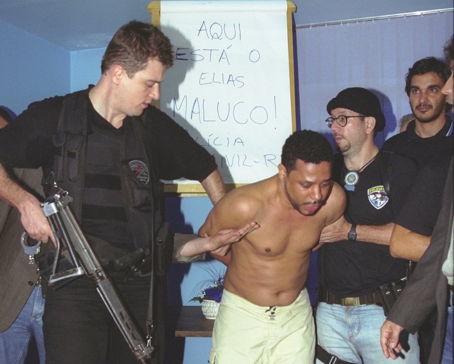 Elias Pereira da Silva, o Elias Maluco, quando foi preso, em 2002: escuta telefônica detectou reclamação sobre policial imitando personagem do 'Casseta e Planeta'