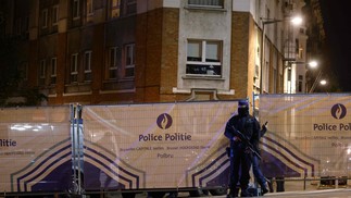 Um policial belga está na rua depois que duas pessoas foram mortas durante um tiroteio em Bruxelas — Foto: Kenzo TRIBOUILLARD/AF
