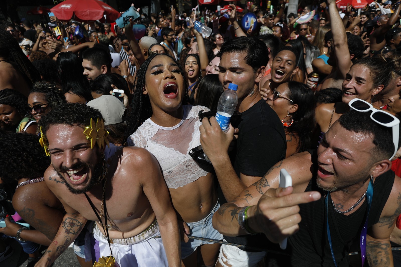 Fãs madrugam para conseguir lugar na corda em frente ao trio — Foto: Guito Moreto