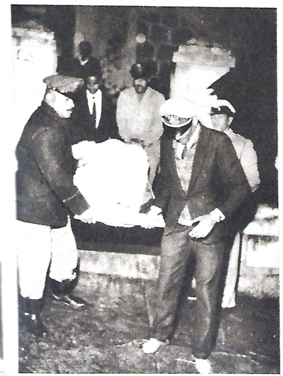 O corpo da vítima deixa a mansão — Foto: Foto de arquivo