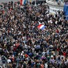 Multidão na Praça da República, em Paris, comemora os resultados da eleição legislativa na França - Geoffroy VAN DER HASSELT / AFP