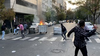 A raiva pública cresceu no Irã desde que as autoridades anunciaram a morte de Mahsa Amini, de 22 anos, após sua prisão pela unidade responsável por impor um código de vestimenta rigoroso para mulheres. — Foto: AFP