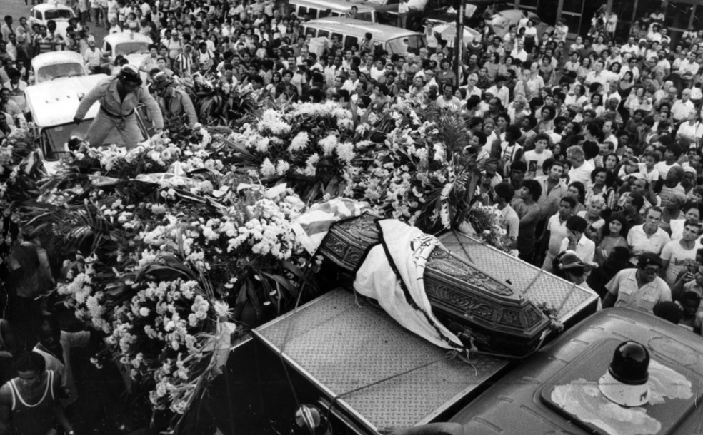 Caixão com o corpo de Clara Nunes levado da Portela ao cemitério, em 1983 — Foto: Jorge Marinho/Agência O GLOBO