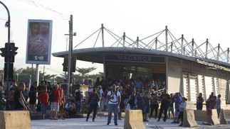 Estação Magarça do BRT lotada já no início da manhã. Corredor Transoeste teve ônibus e estações atacados na segunda-feira — Foto: Fabiano Rocha/Agência O Globo