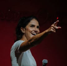 A humorista Priscila Castello Branco durante apresentação de seu show — Foto: Reprodução / Instagram