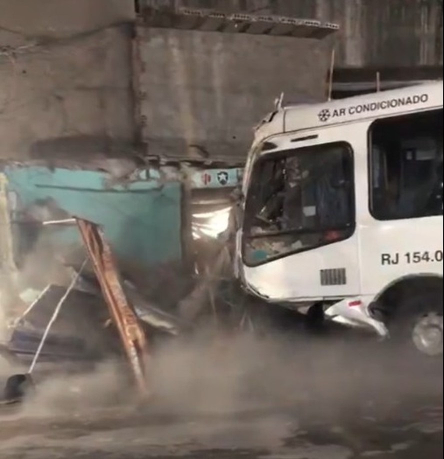 Ônibus se envolve em acidente na Zona Norte do Rio e deixa ao menos nove feridos
