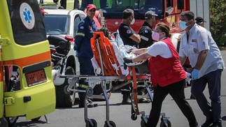 Ampla operação de resgate foi dificultada pelos fortes ventos da região — Foto: Angelos Tzortzinis / AFP