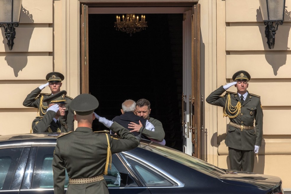 O presidente ucraniano, Volodymyr Zelensky, cumprimenta o primeiro-ministro indiano, Narendra Modi, em sua chegada à entrada do Palácio Mariinskyi para seu encontro, em 23 de agosto de 2024 — Foto: ROMAN PILIPEY/AFP