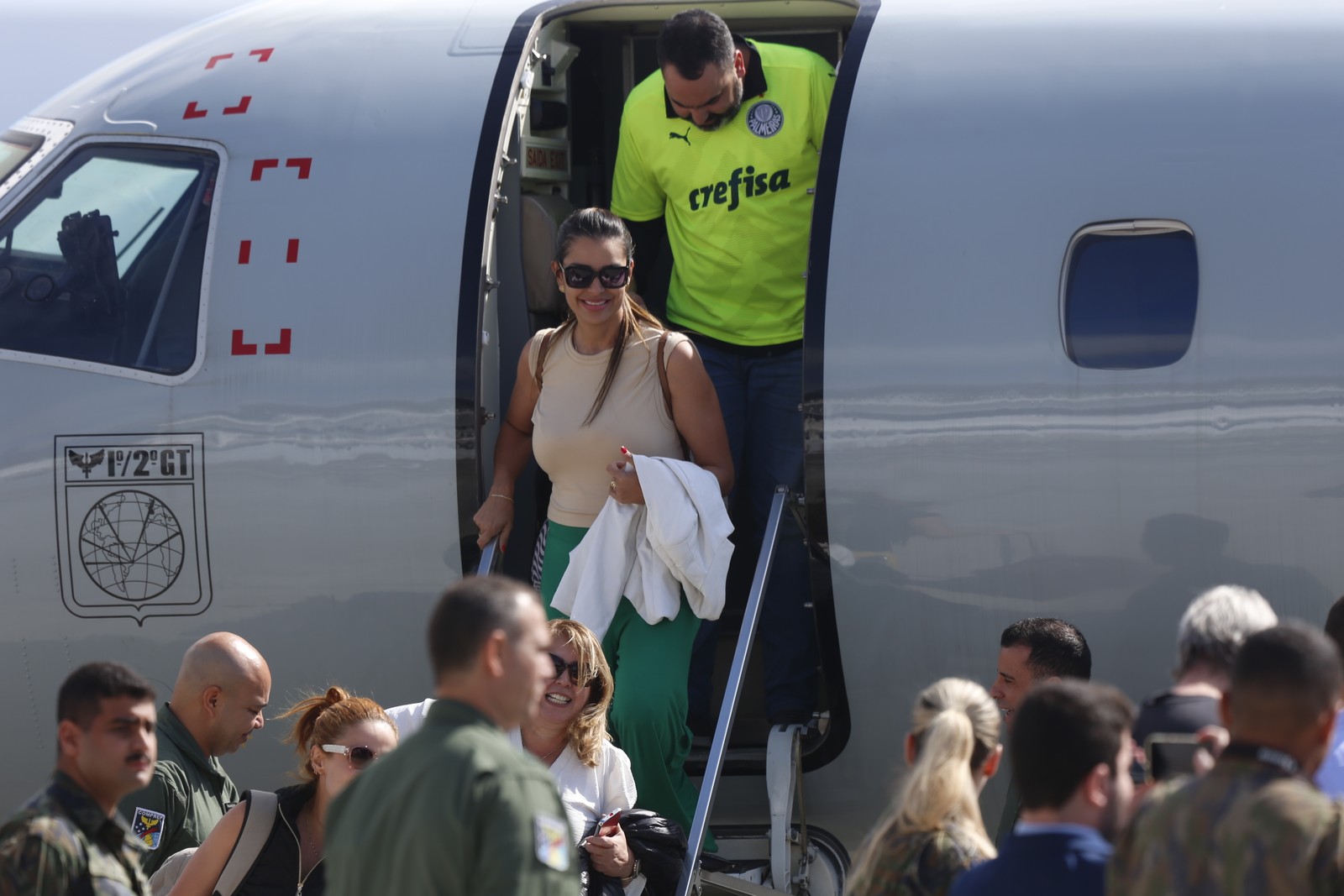 Brasileiros descendo do avião da FAB nesta quarta-feira — Foto: Fabiano Rocha/Agência O Globo