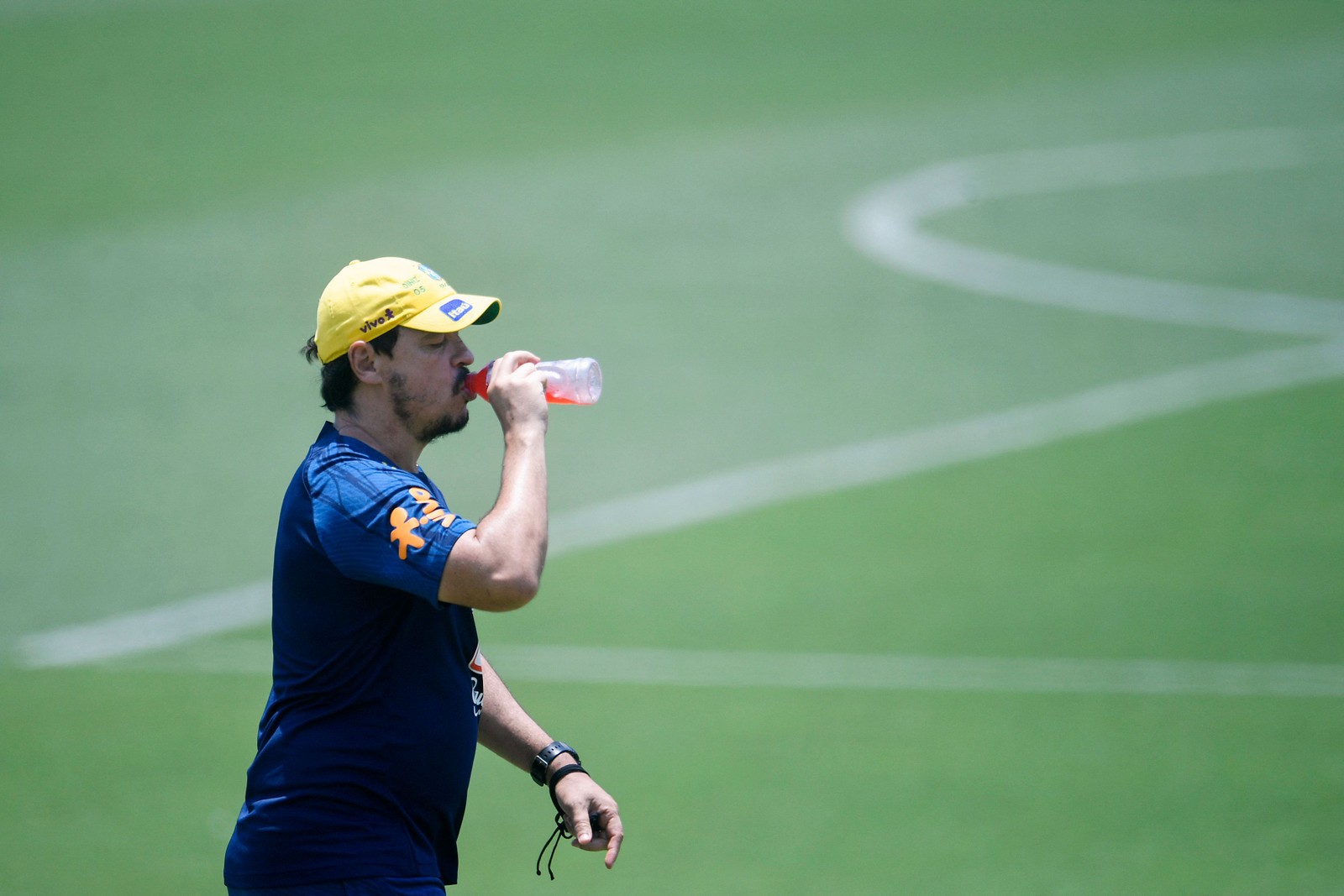 Fernando Diniz durante treino pré-jogo contra a Colômbia — Foto: Daniel Ramalho/AFP
