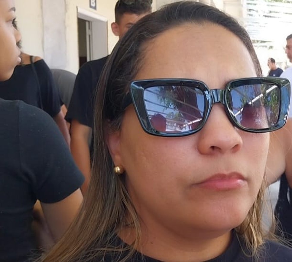 Nelma Vasconcelos, de 39, irmã de Gilsonei Vasconcelos Xavier, de 35 anos, morto no último domingo, na Barra da Tijuca — Foto: Marcos Nunes