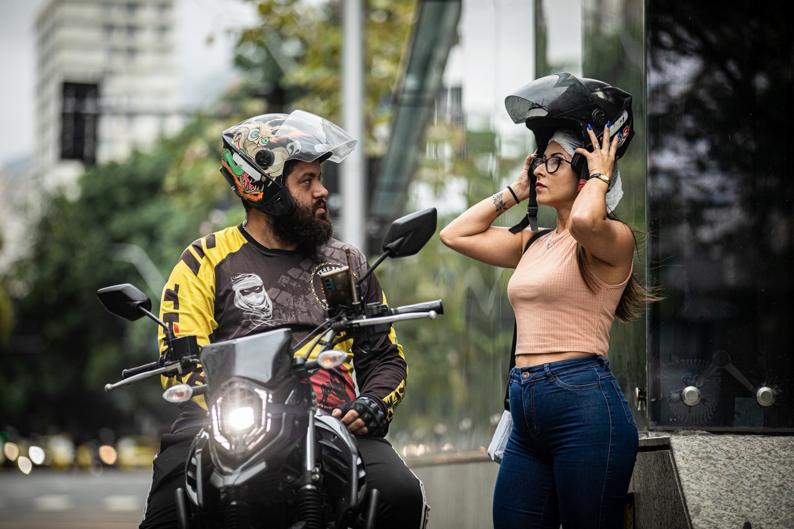 Tathiana Cardoso, 33 anos, utiliza o serviço algumas vezes por semana no trajeto casa-trabalho — Foto: Hermes de Paula