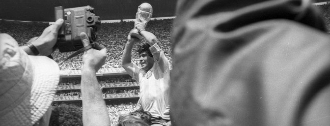 Diego Maradona ergue a taça da Copa do Mundo do México, em 1986, depois vencer a Alemanha Ocidental por 3 a 2 — Foto: Luiz Pinto/Agência O Globo