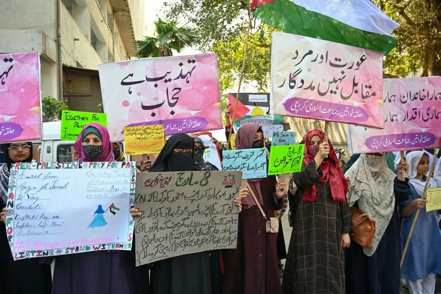 Ativistas do partido Jamaat-e-Islami manifestam-se em Karachi, Paquistão — Foto: Asif Hassan/AFP/Getty