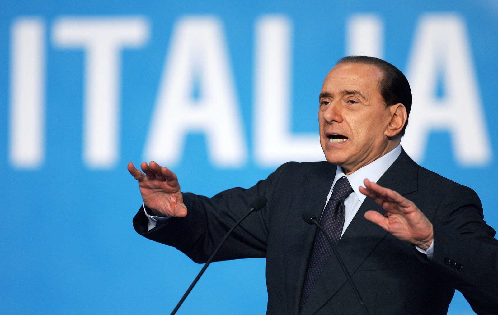 Silvio Berlusconi discursa a eleitores em Milão, em 2006 — Foto: PACO SERINELLI / AFP
