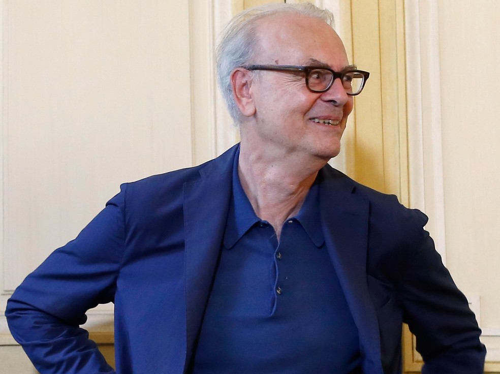 Patrick Modiano em Paris, em 2014, após o anúncio de seu Nobel de Literatura — Foto: AFP / THOMAS SAMSON