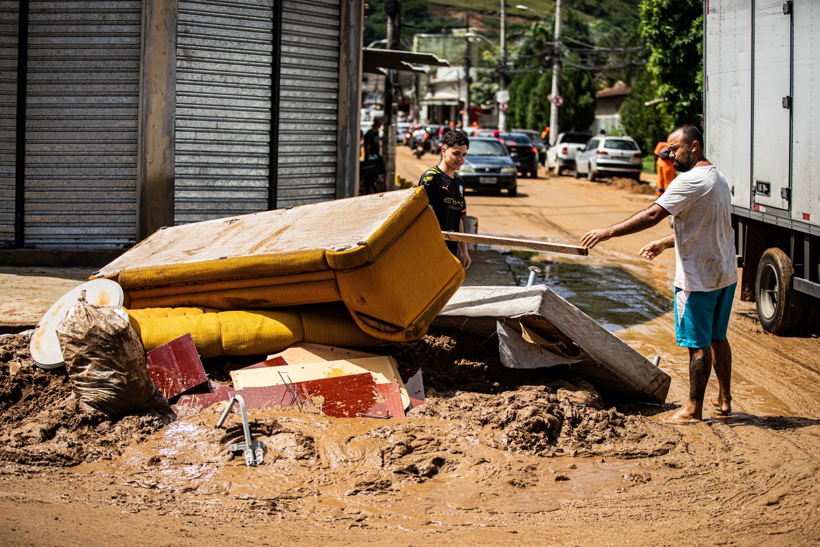 Nova Iguaçu foi atingida por chuva forte na noite desta quarta. — Foto: Hermes de Paula / Agência O Globo