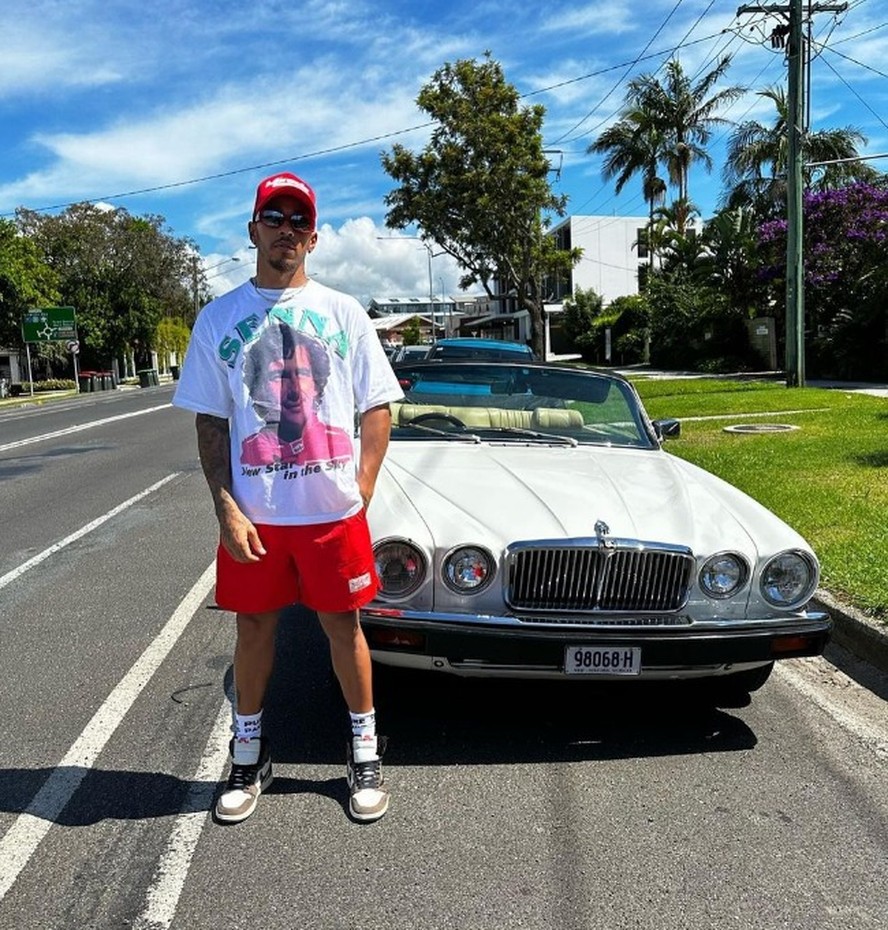 Lewis Hamilton publicou foto nas redes sociais com a camisa do brasileiro Ayrton Senna